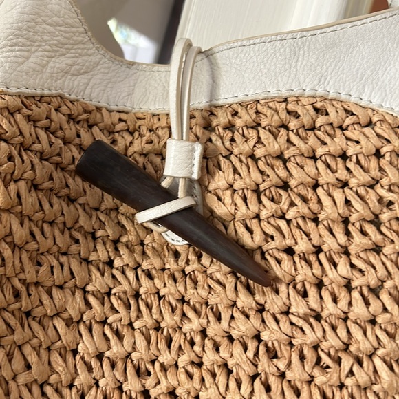 Raffia bag with white leather detail and straps. Multiple inside pockets. - Picture 2 of 6